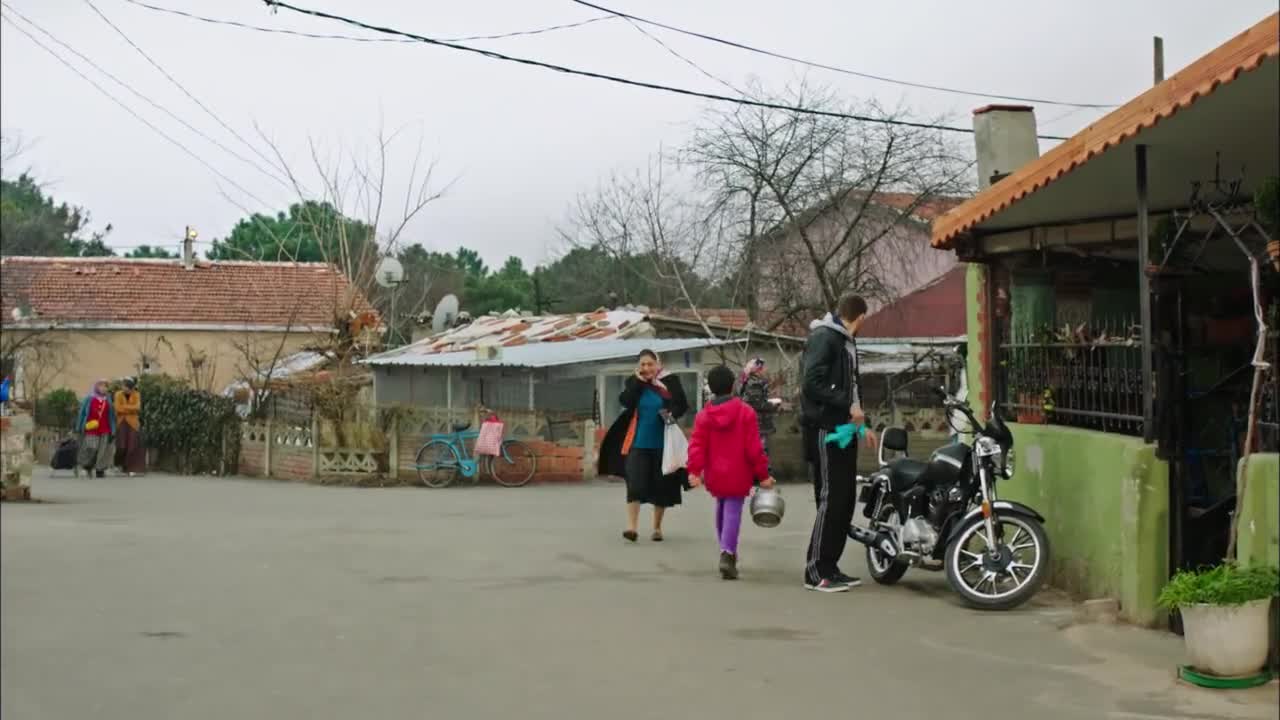 Госпожа Фазилет и ее дочери - кадр 5