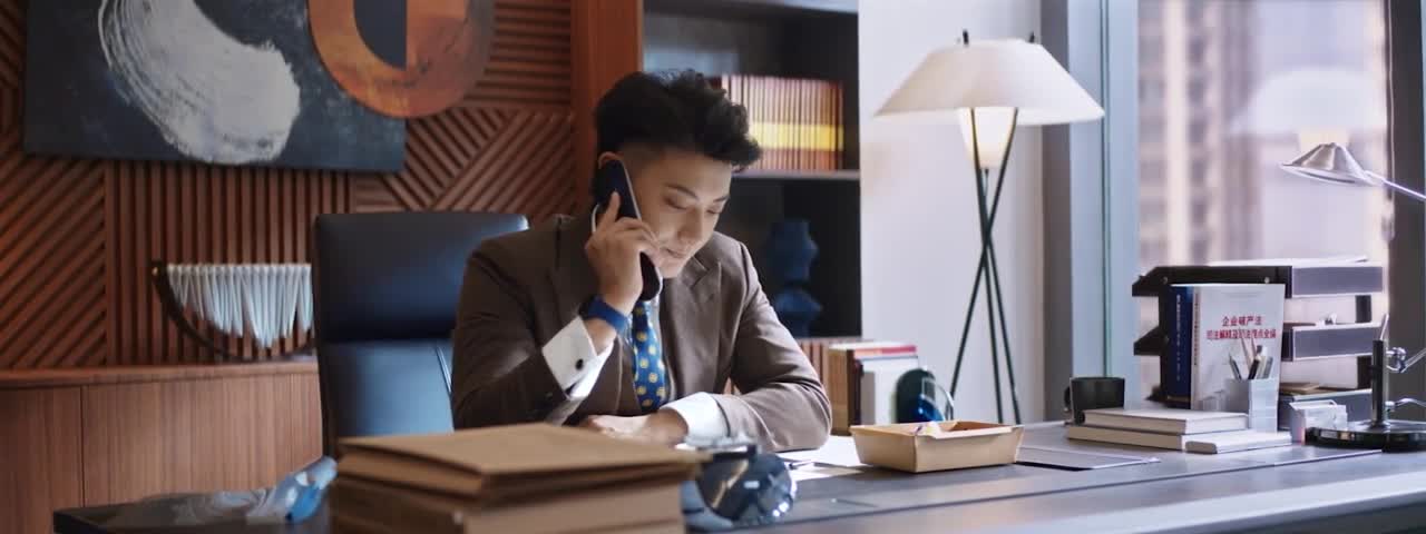Don’t Fall In Love With The Boss - кадр 1
