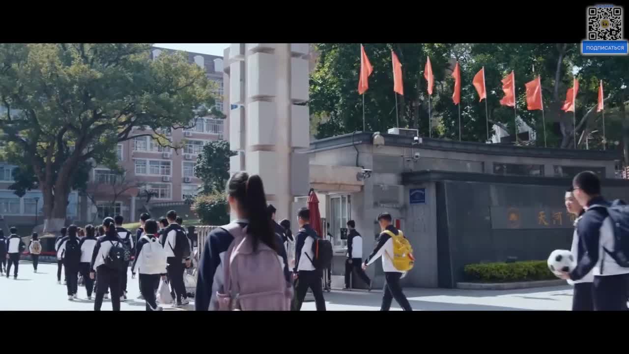 Красный дом под деревом - кадр 3