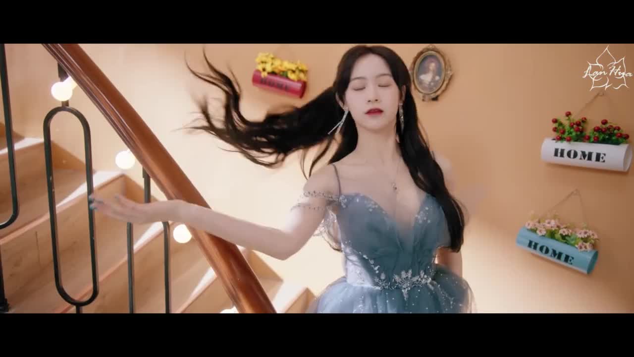 Falling in Love with Me - кадр 2
